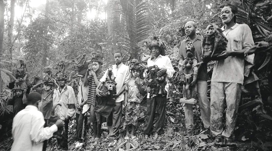 The Ngui Secret Society members in rank and file ► Source: Photo from the book &rdquo;Spiritualités africaines&rdquo;, © Henning Christoph